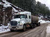 fotografia de tractocamion en la sierra nevada