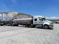 Fotografia de pipa de acero inoxidable y tractocamion de la empresa transportes mana