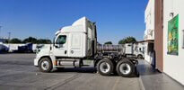 foto lateral de un tractocamion de transportes mana